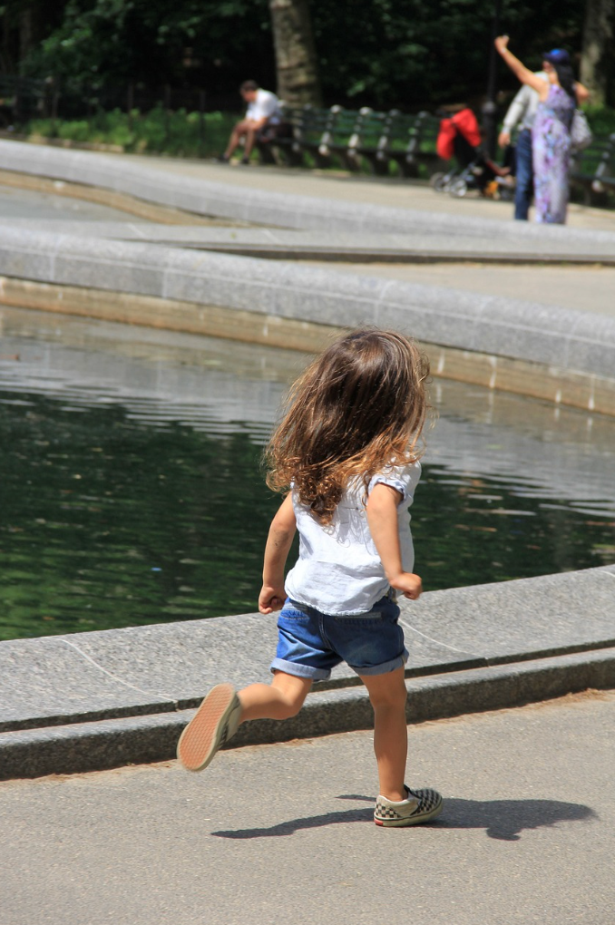 fille qui cours au parc