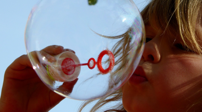 Garçon qui fait une bulle