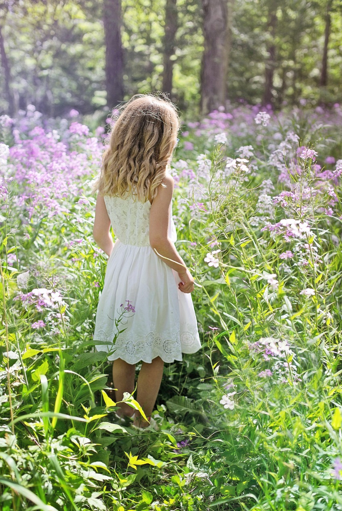 fille dans un jardin